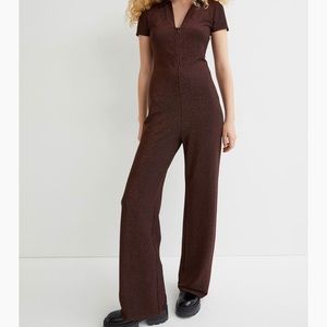 Short-sleeved velvet jumpsuit. Collar, V-neck with zipper, and wide legs.